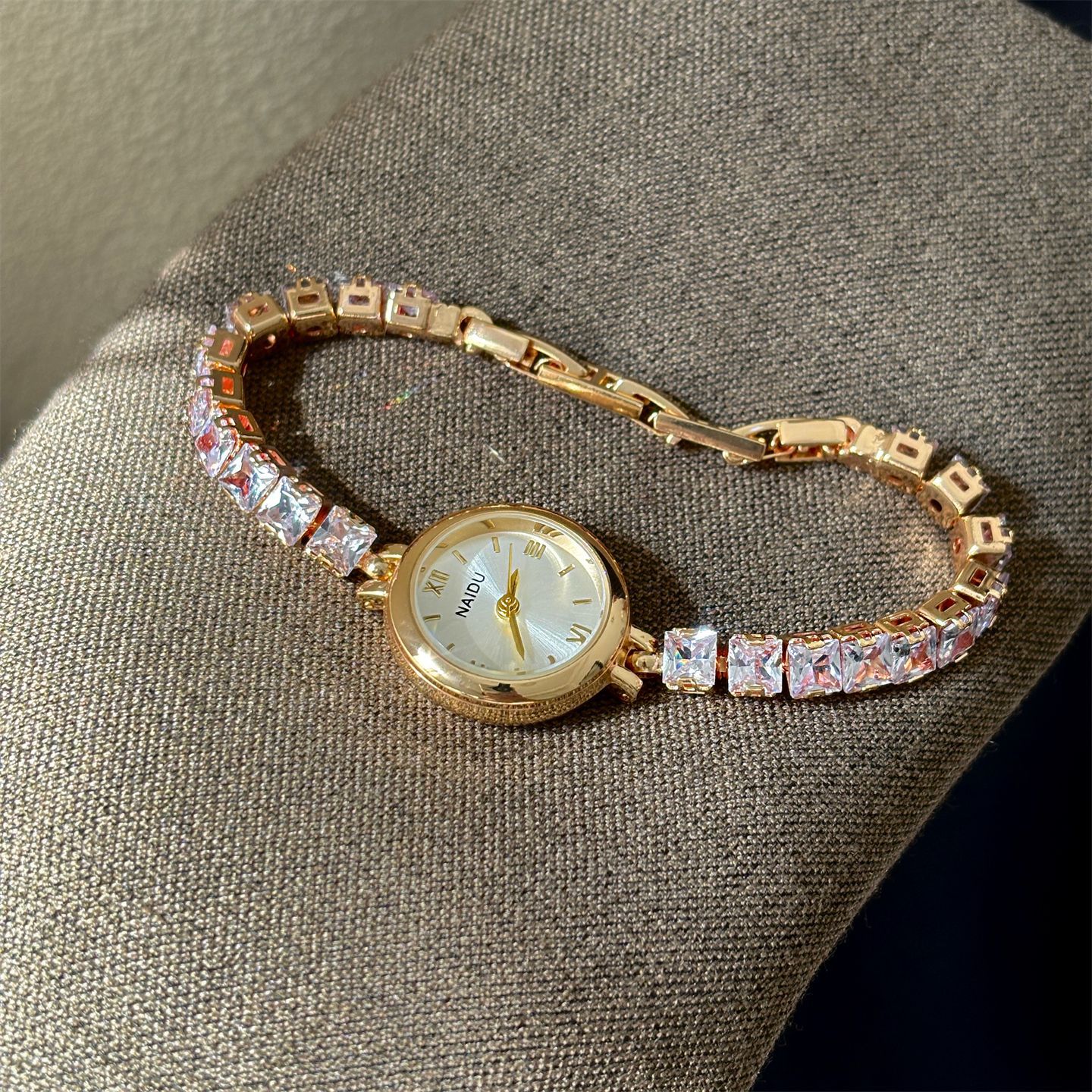 New Fashion Diamond-encrusted  - огляд і ціна Luxury Watch Levels